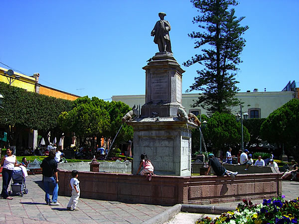 De la Plaza de Armas al Acueducto, Querétaro