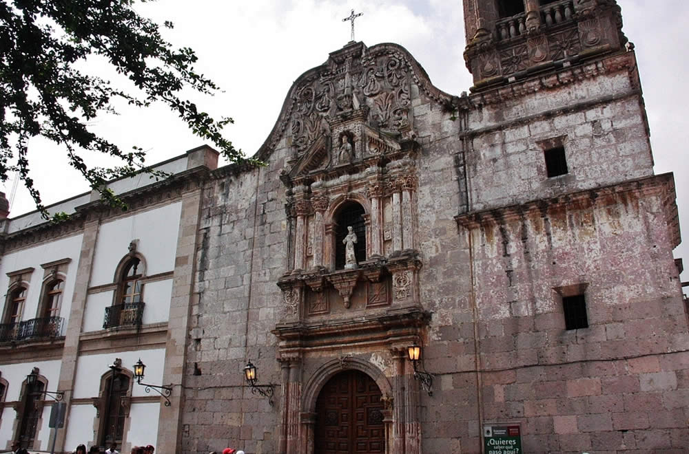 Recorriendo del Templo de San Francisco al Templo de Capuchinas en Morelia